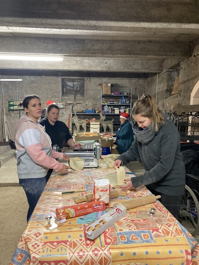 Bien à l'abri dans les sous-sols de la Maison Notre Dame, l'équipe de Lucie façonne les pâtons....