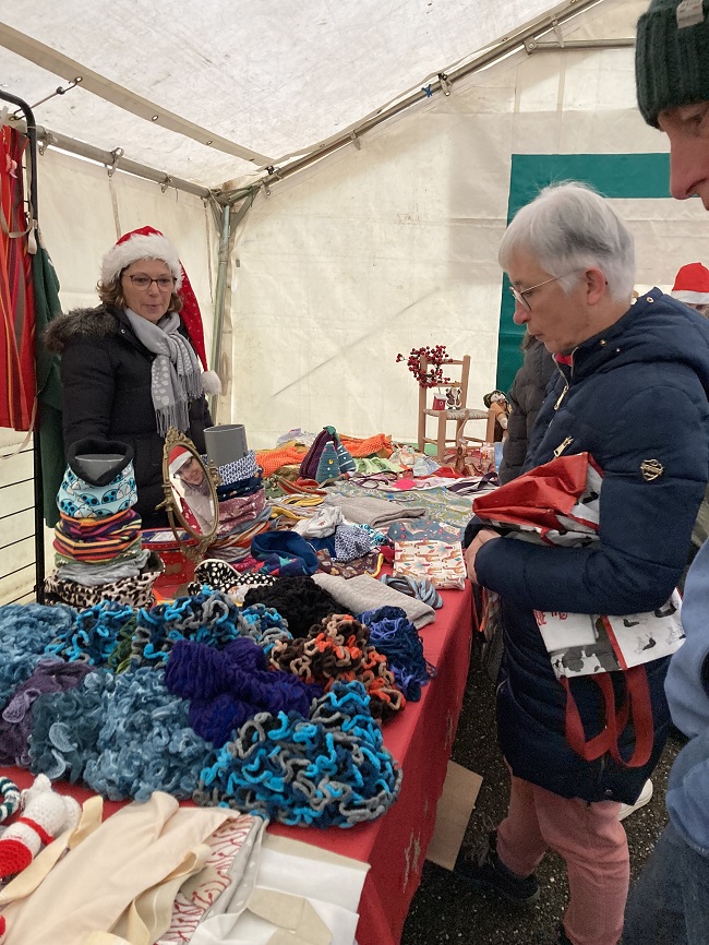 Le chapiteau installé par  l'équipe de Frolois a permis aux visiteurs de choisir tranquillement les petits cadeaux artisanaux et les meilleurs parmi les centaines de pots de confitures proposées grâce aux bénévoles.