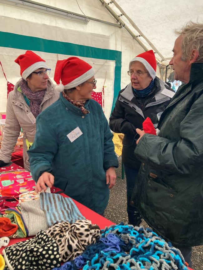 Présidente et secrétaire pouvaient être fières de la courageuse équipe du Marché de Noël, dans une ambiance sympathique. Présidente et secrétaire pouvaient être fières de la courageuse équipe du Marché de Noël, dans une ambiance sympathique.