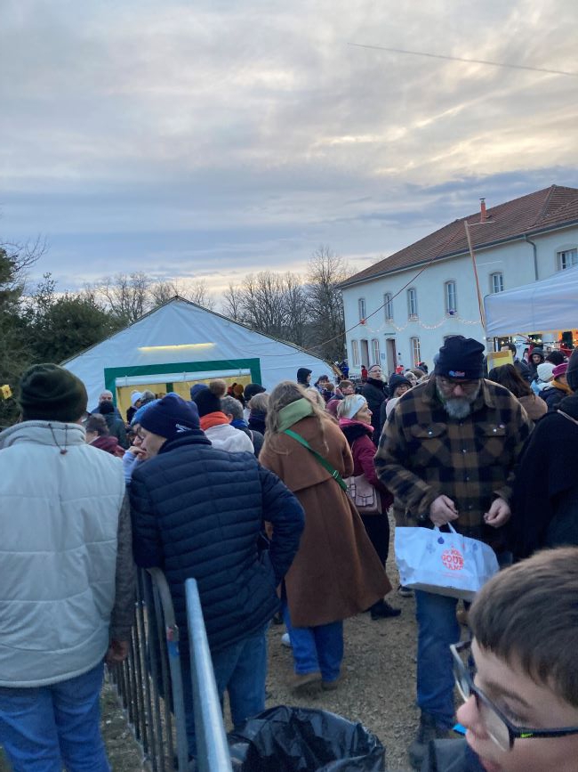 Le dimanche, la pluie s'étant dissipée, la foule était au rendez-vous. On faisait la queue aux gaufres Le dimanche, la pluie s'étant dissipée, la foule était au rendez-vous. On faisait la queue aux gaufres