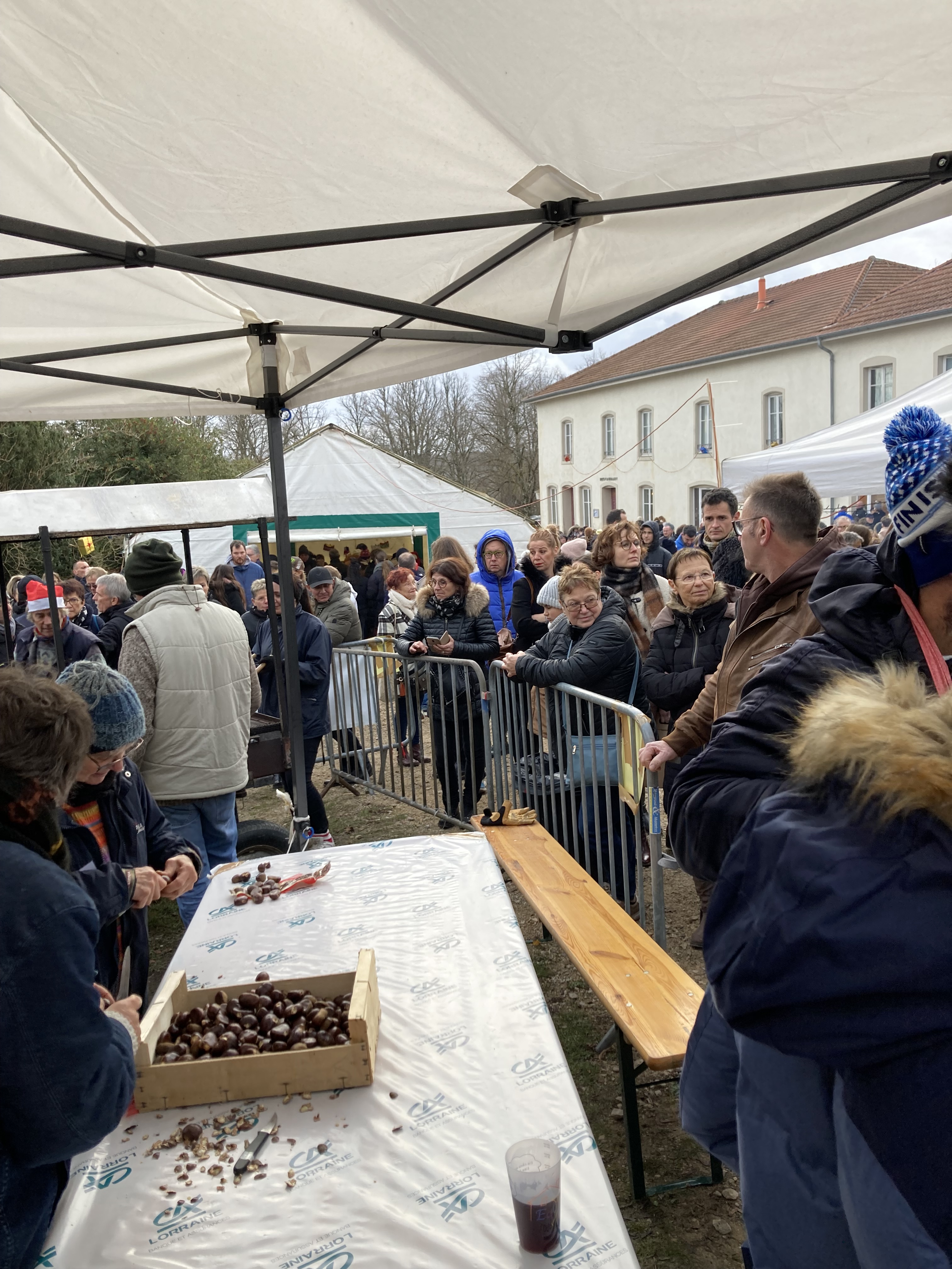 Le deuxième jour, il a fallu éplucher encore et encore des marrons. Le deuxième jour, il a fallu éplucher encore et encore des marrons.