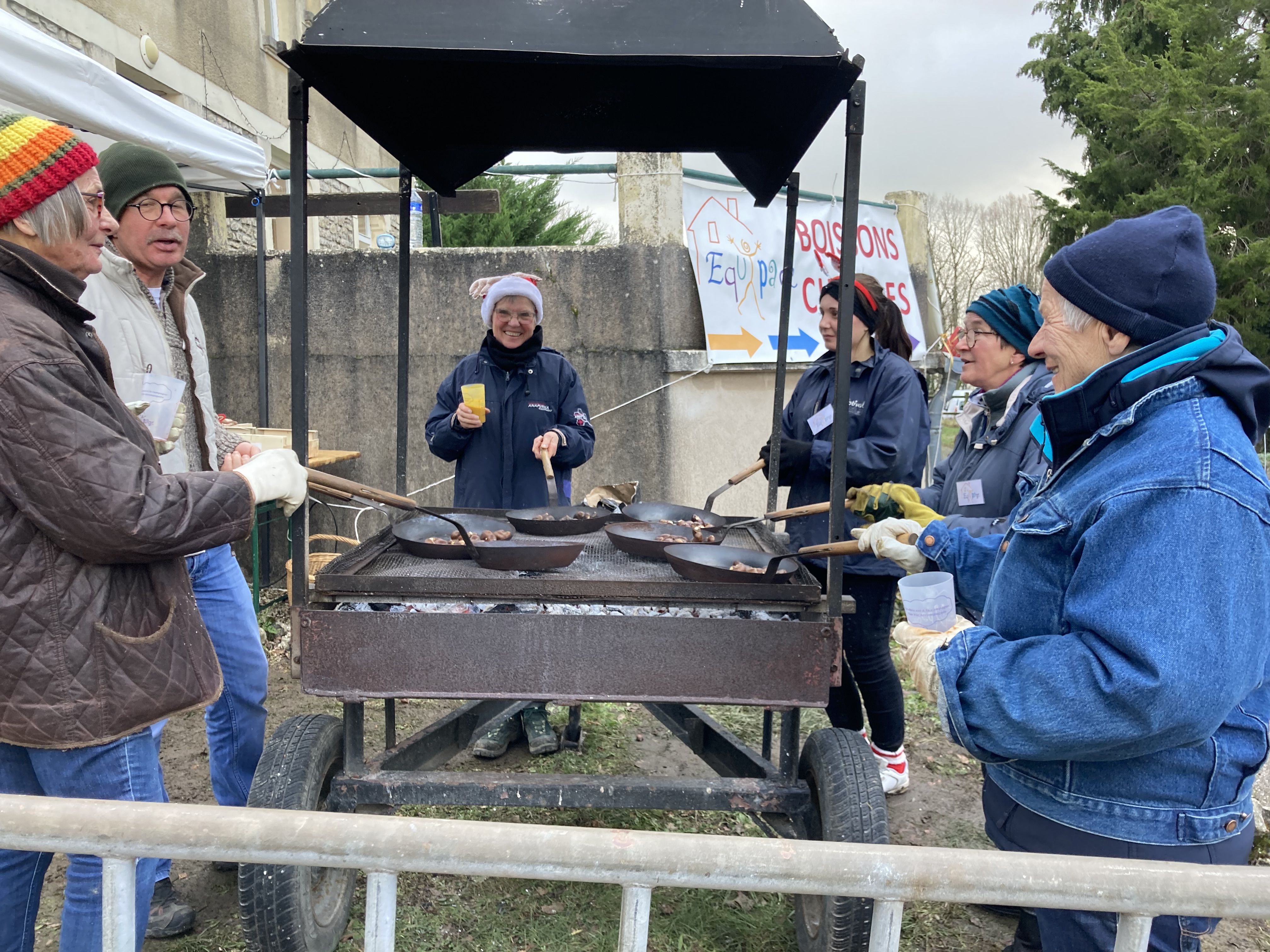 La belle équipe marrons continue de faire danser les poëles. La belle équipe marrons continue de faire danser les poëles.