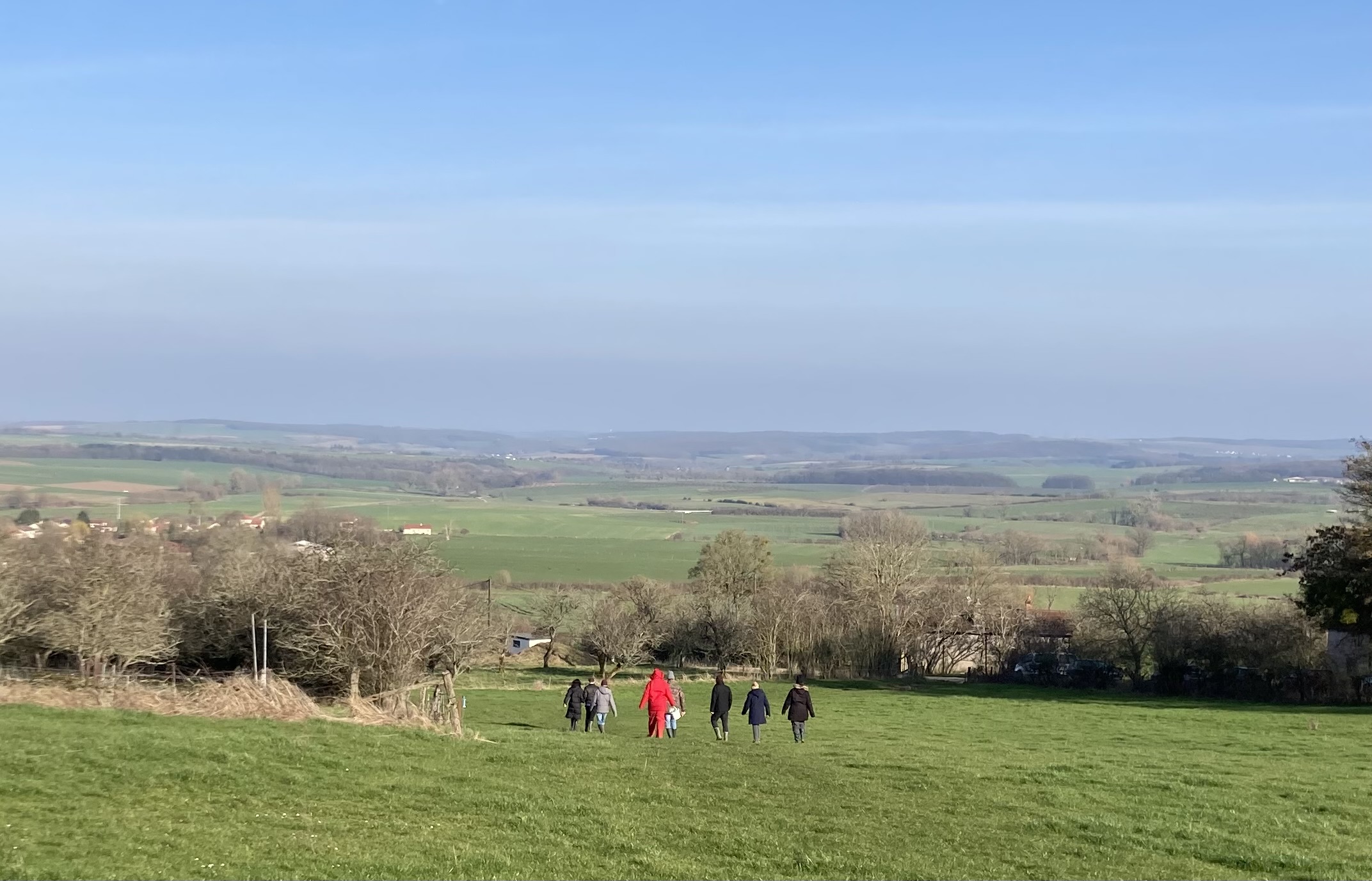 Le retour joyeux vers le véhicule et vers Diarville à travers la prairie ensoleillée. Le retour joyeux vers le véhicule et vers Diarville à travers la prairie ensoleillée.