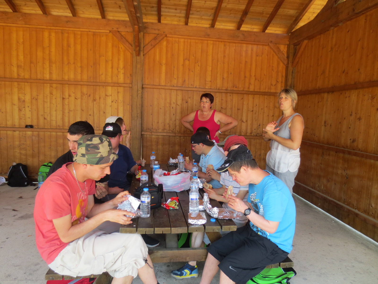 Nathalie et Sandrine veillent  au confort de chacun pendant la pause déjeuner. Nathalie et Sandrine veillent  au confort de chacun pendant la pause déjeuner.