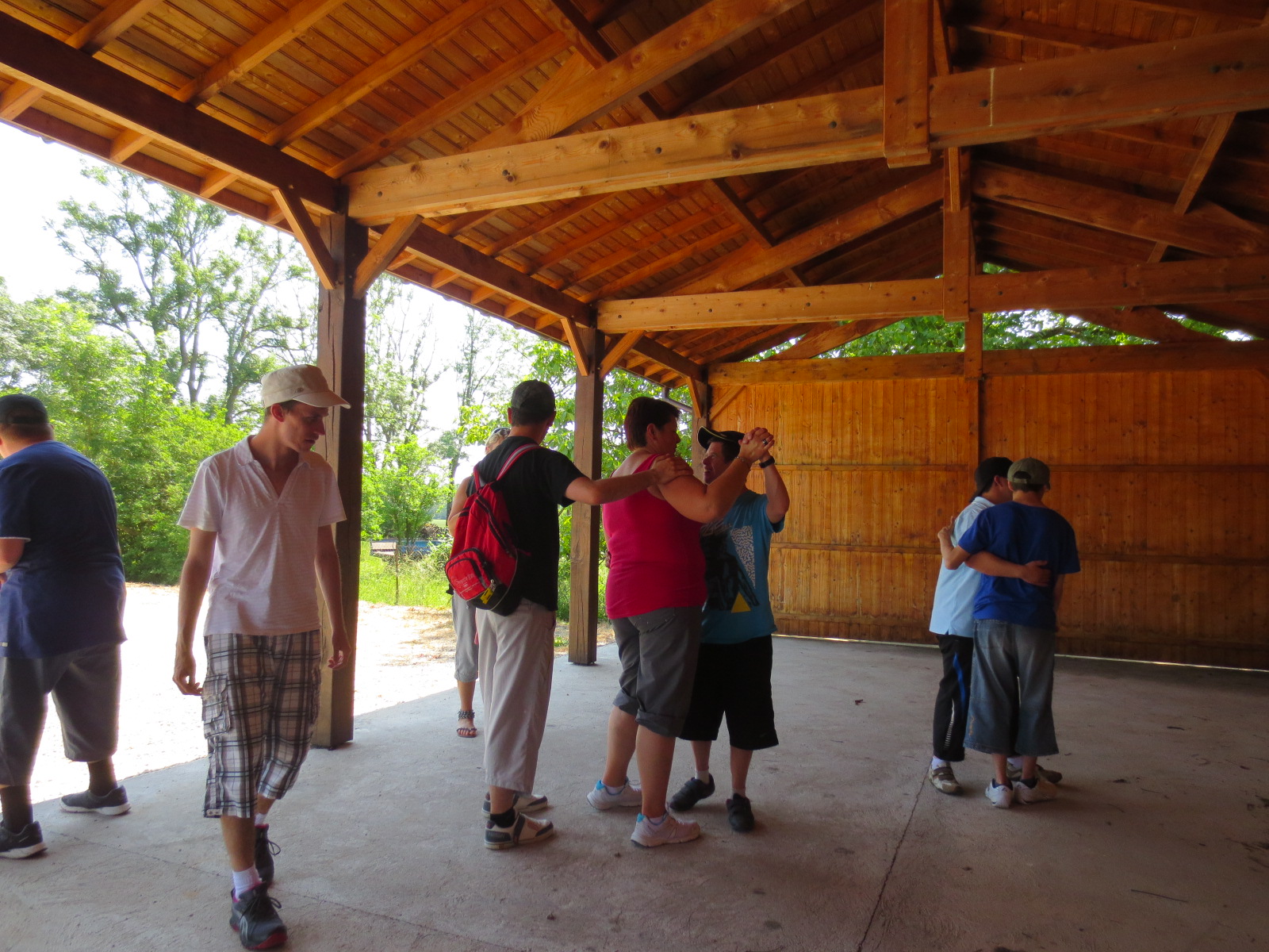 Un pas de danse avec les accompagnatrices aprés le déjeuner Un pas de danse avec les accompagnatrices aprés le déjeuner