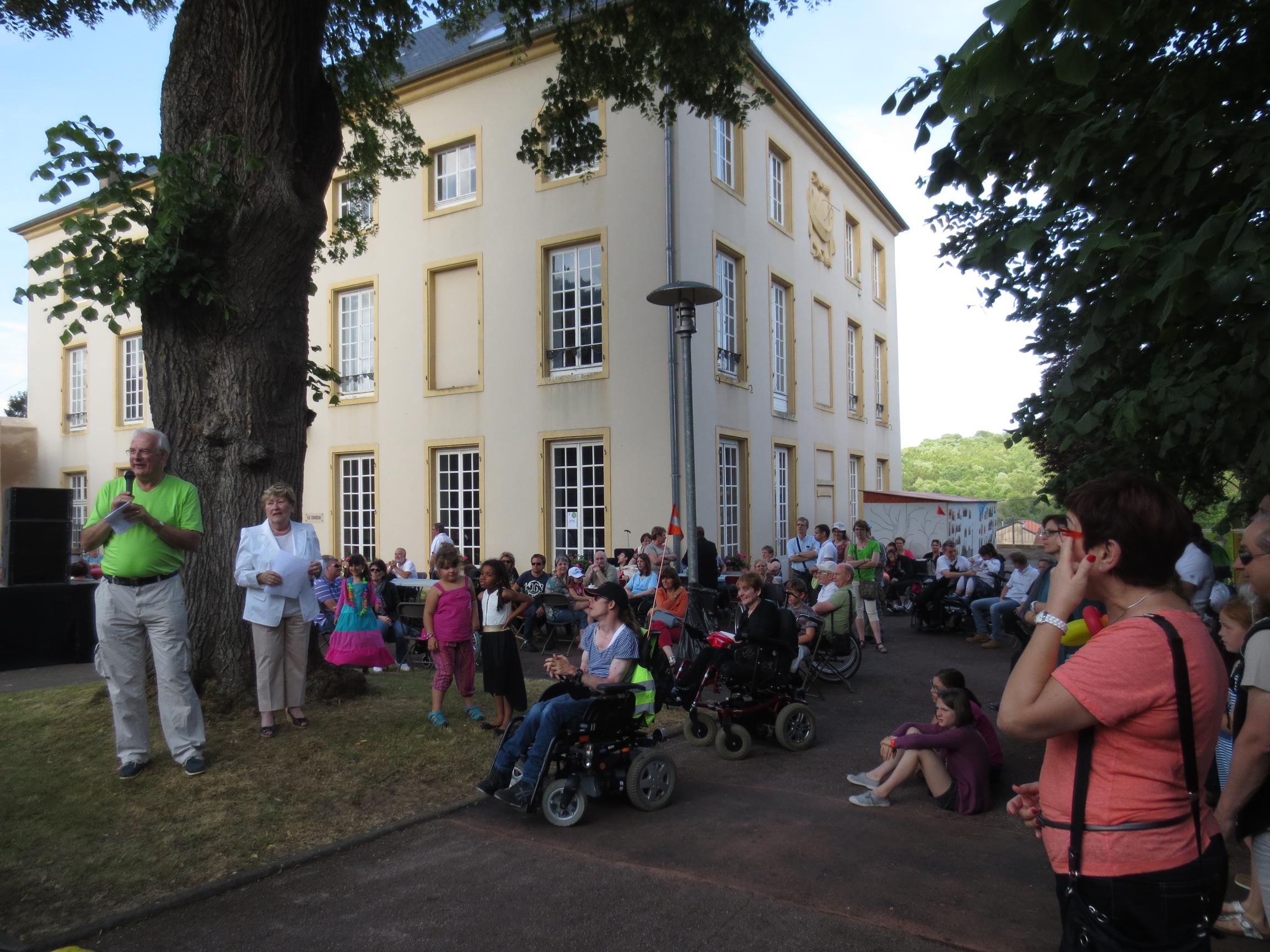 Accueil au château par Marie-Louise Diebold et Jacques Royer.