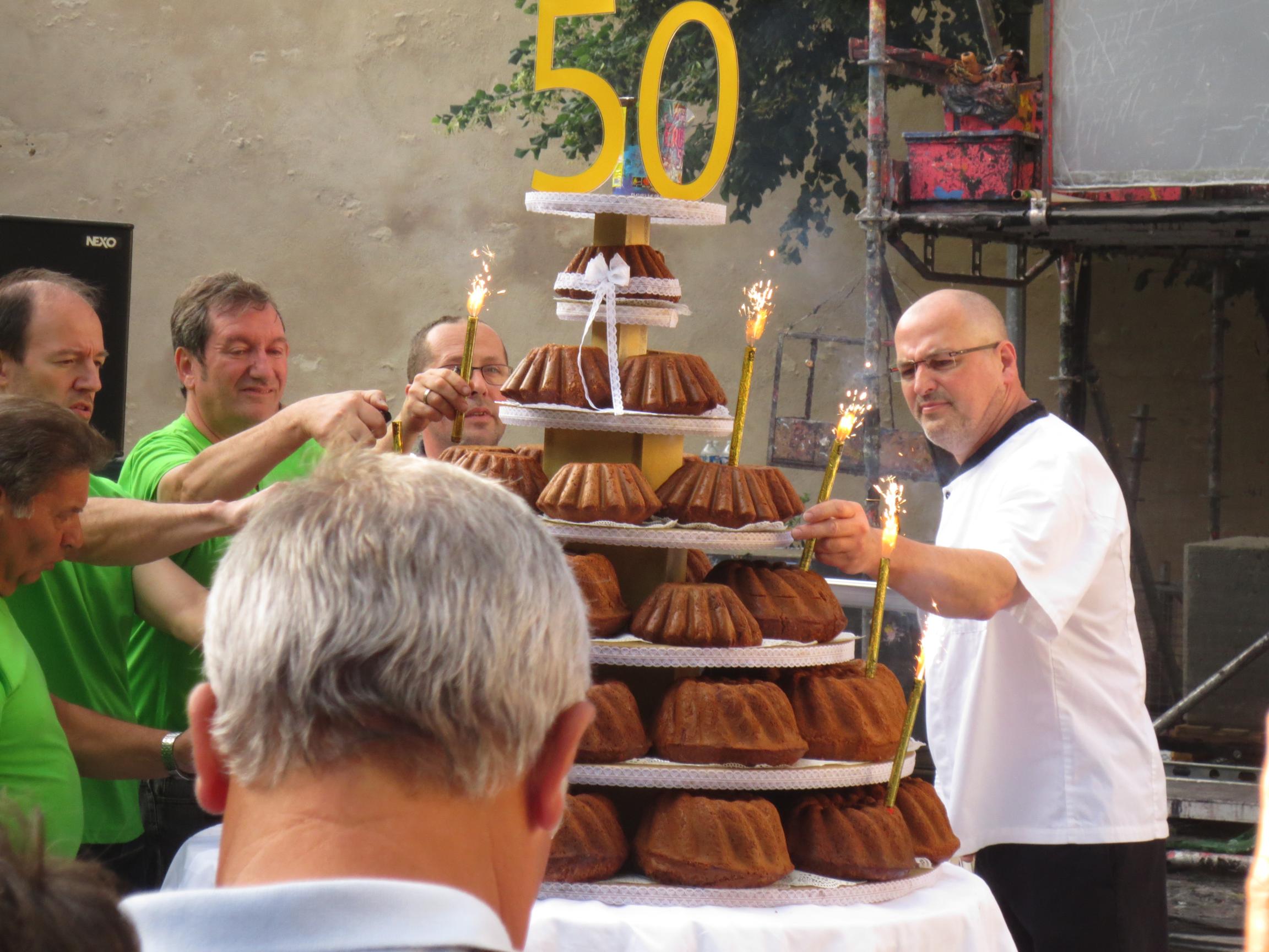 Thierry, le chef, avec le personnel de vert vêtu.