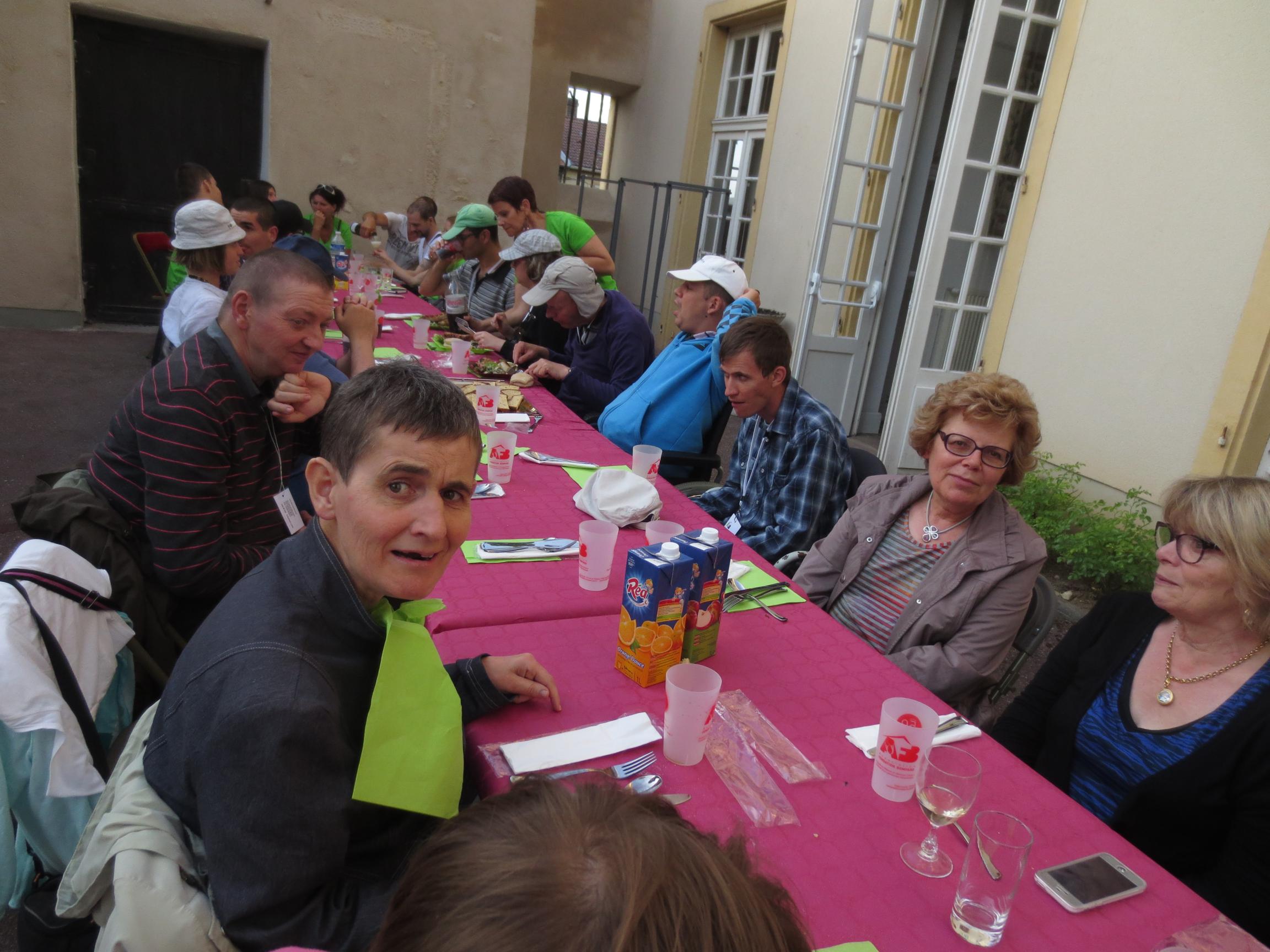 La table du foyer de Diarville devant le château La table du foyer de Diarville devant le château