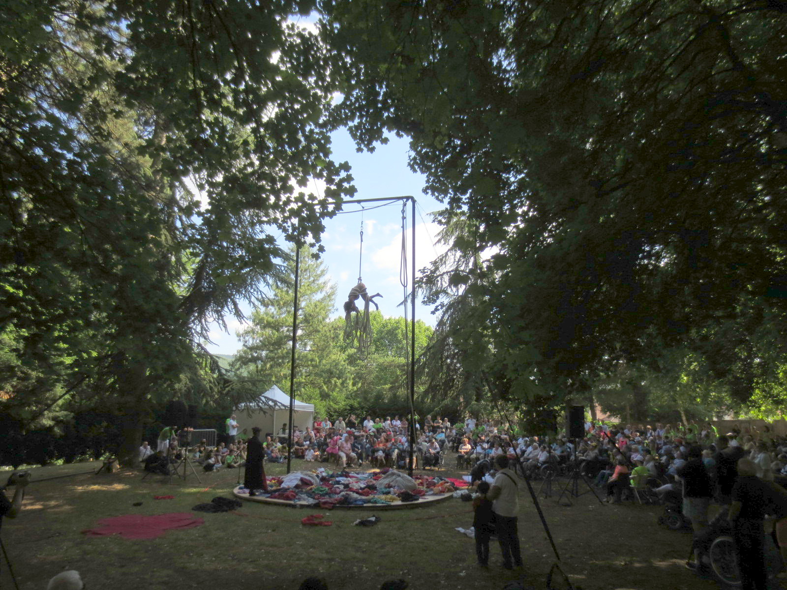 La Cie Mesdemoiselles et son numéro aérien La Cie Mesdemoiselles et son numéro aérien