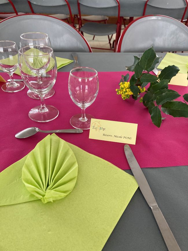 Les serviettes pliées avec art par la secrétaire de l'Association et ses amies. Les serviettes pliées avec art par la secrétaire de l'Association et ses amies.