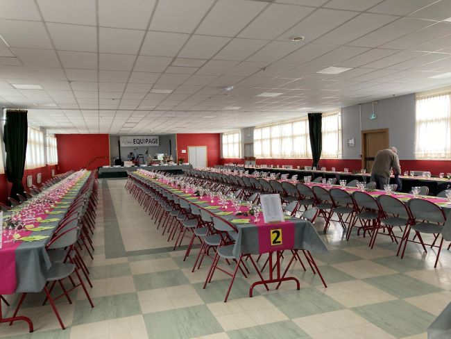 Les équipes se sont relayées à Bralleville pour préparer une salle sobrement mais joliment décorée et installée. Les équipes se sont relayées à Bralleville pour préparer une salle sobrement mais joliment décorée et installée.