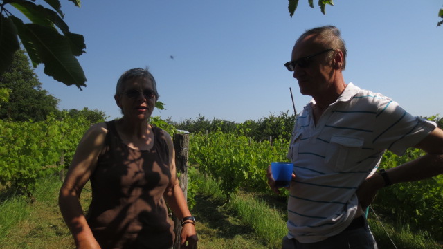 Annie accueille Roger, vigneron de Sommervillers.