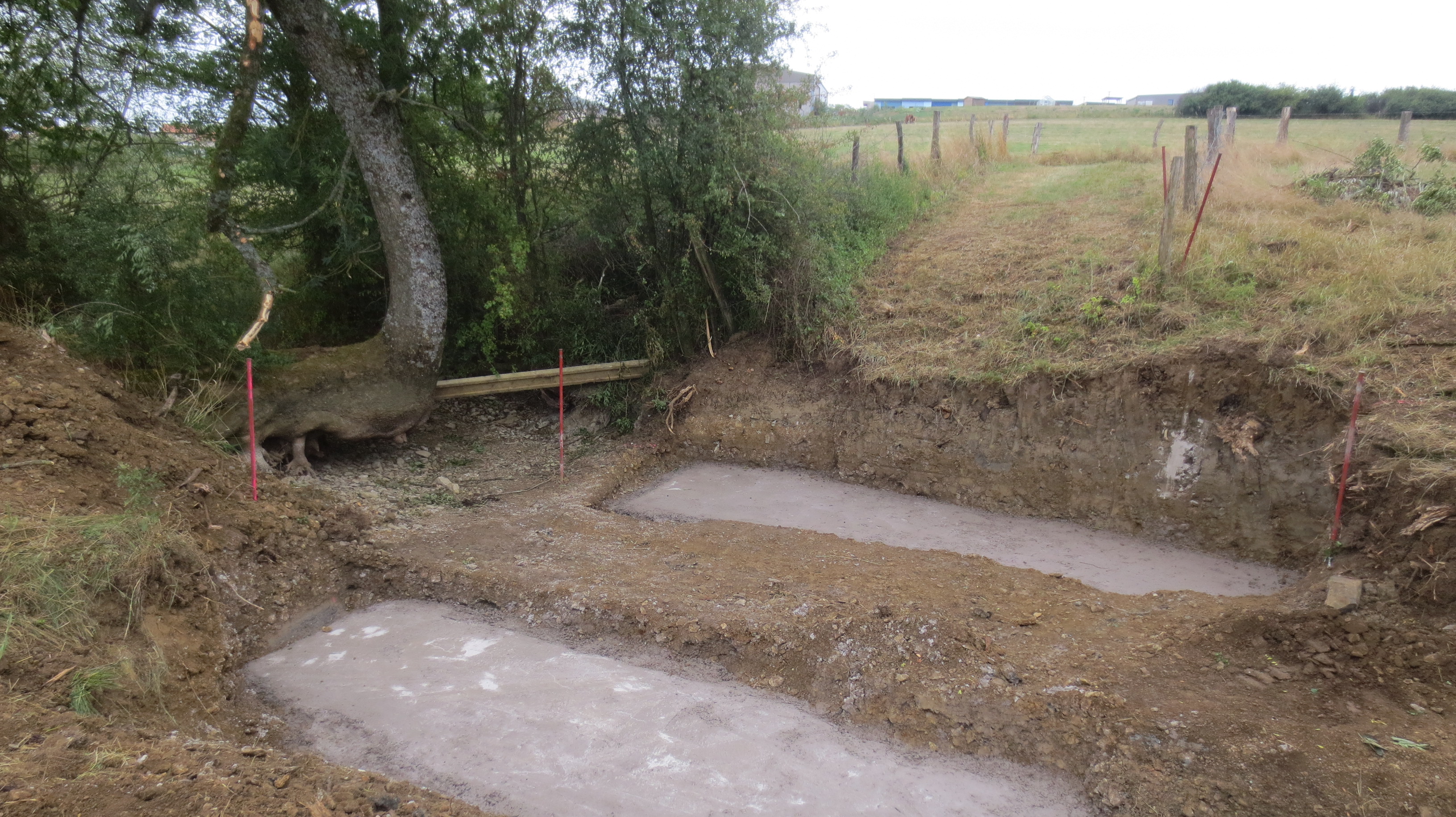 Deux longues fosses pour les fondations qui supporteront les pieds du pont Deux longues fosses pour les fondations qui supporteront les pieds du pont