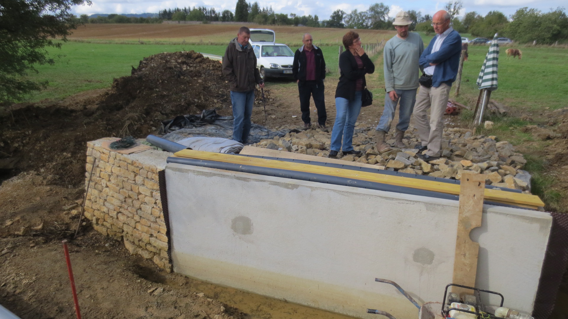 Hervé, Pierre et Sylvie, membre du CVS, recueillent les explications du chef de chantier Hervé, Pierre et Sylvie, membre du CVS, recueillent les explications du chef de chantier