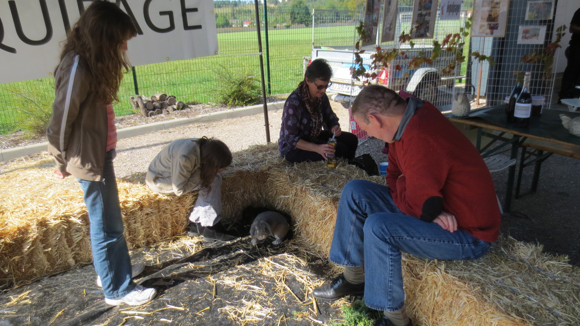 Hervé représentant du foyer veillait sur les lapins et sur les enfants Hervé représentant du foyer veillait sur les lapins et sur les enfants