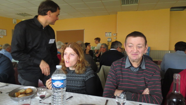 Les vignerons savent aussi boire de l'eau à la table des 60 amateurs. Les vignerons savent aussi boire de l'eau à la table des 60 amateurs.