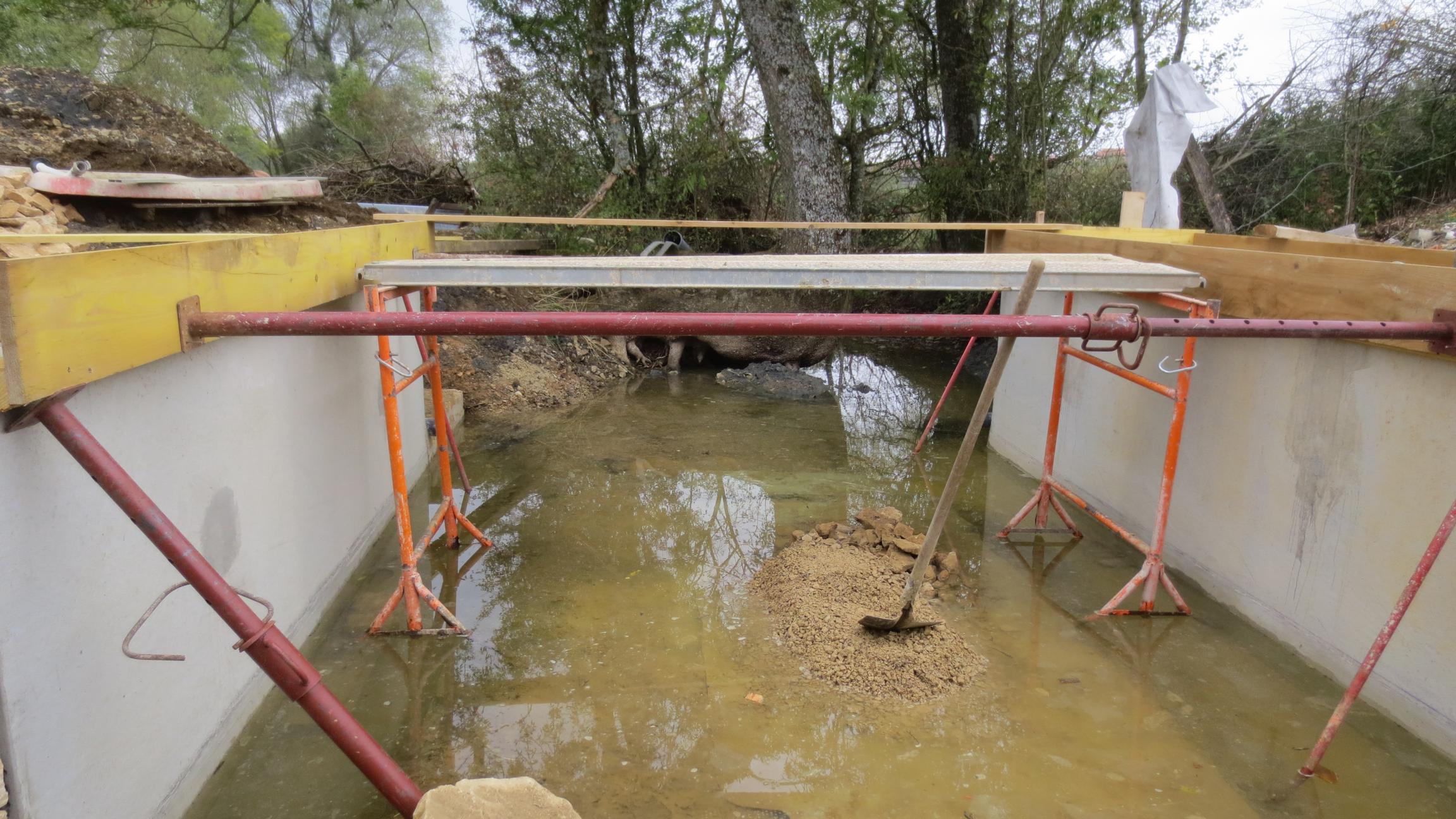 Un simple échafaudage, et voici esquissé le futur pont!