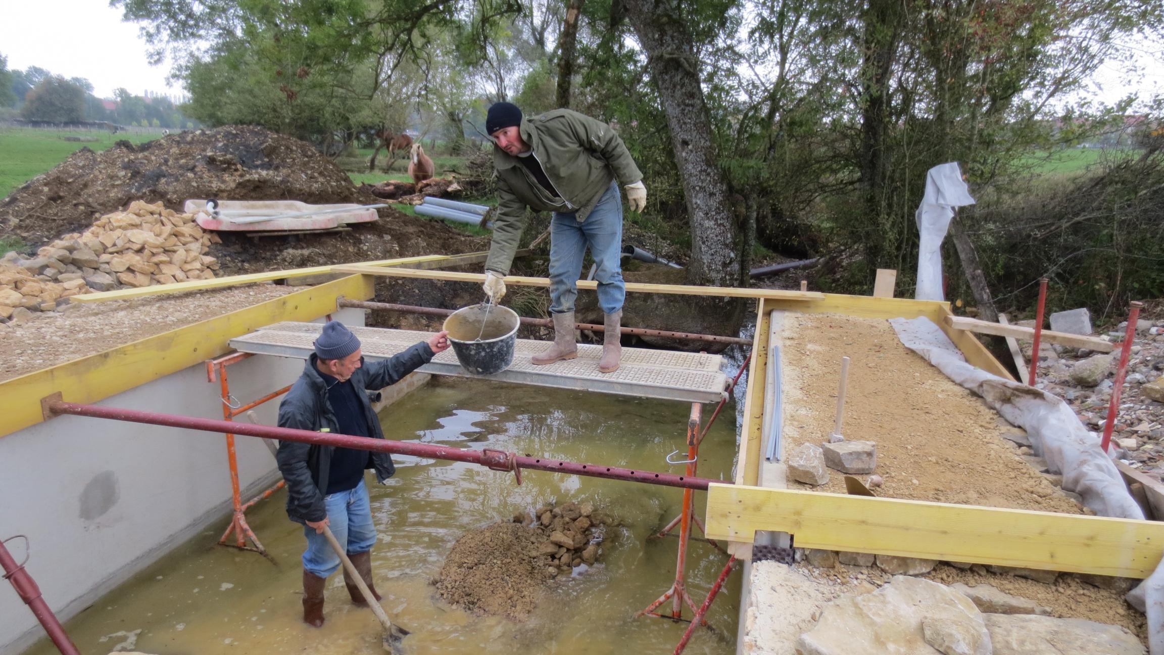 François en fidèle bénévole vient apporter un coup de main au chef de chantier.