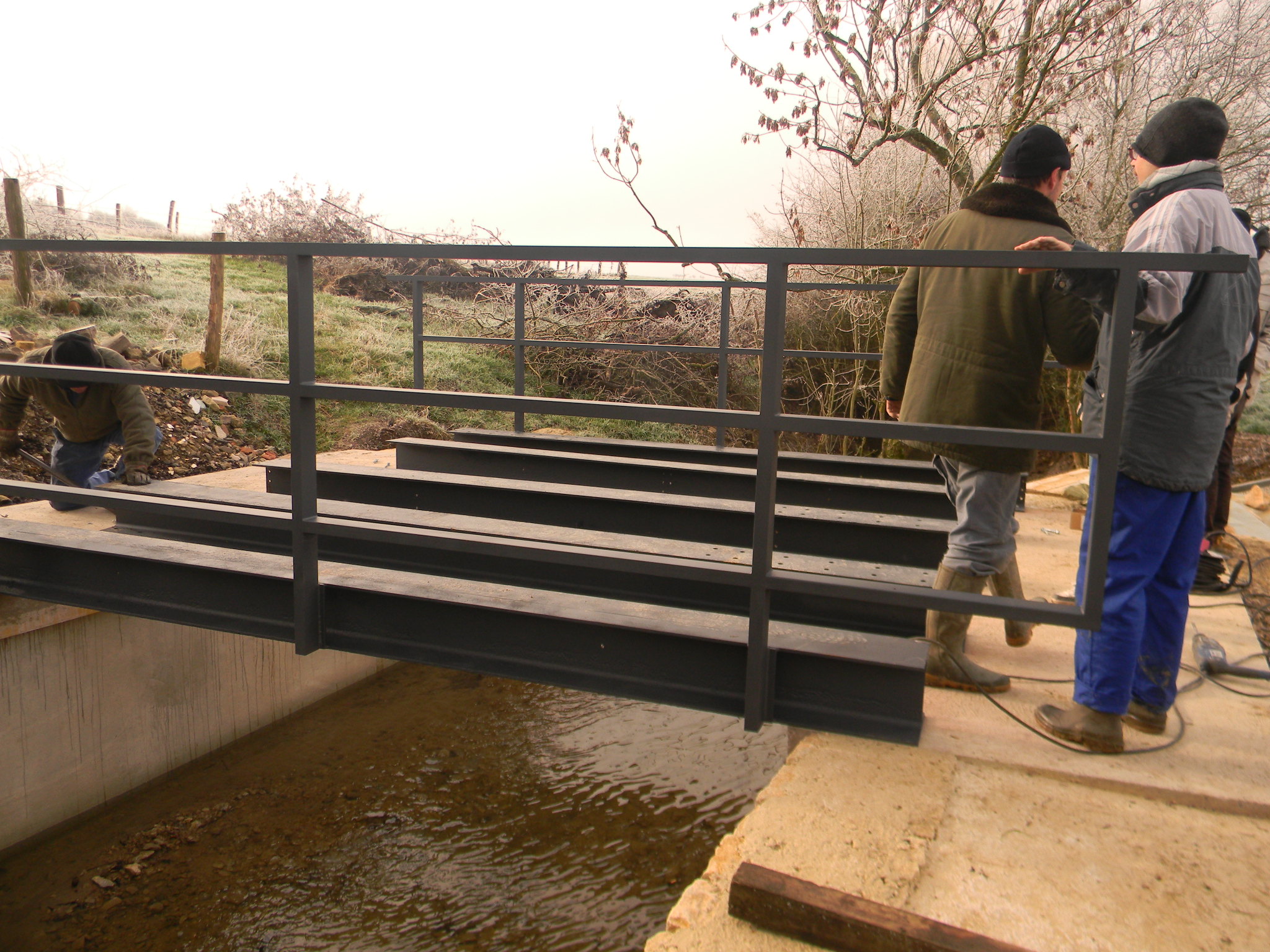 En présence de plusieurs résidents et de leurs accompagnateurs, le pont a reçu son tablier En présence de plusieurs résidents et de leurs accompagnateurs, le pont a reçu son tablier