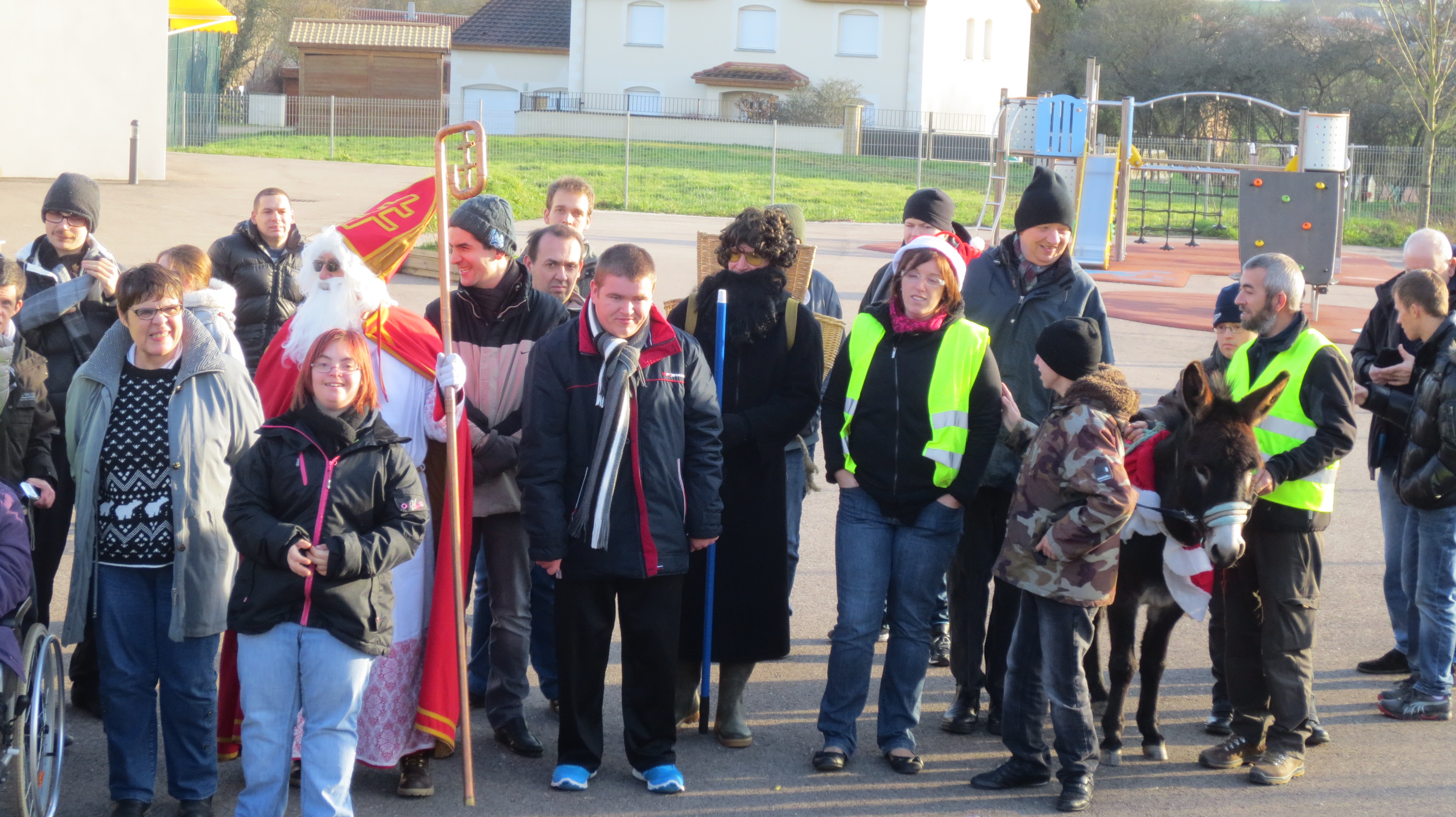 Arrivée à l'école maternelle de Diarville avec Saint Nicolas, père Fouettard et Roméo