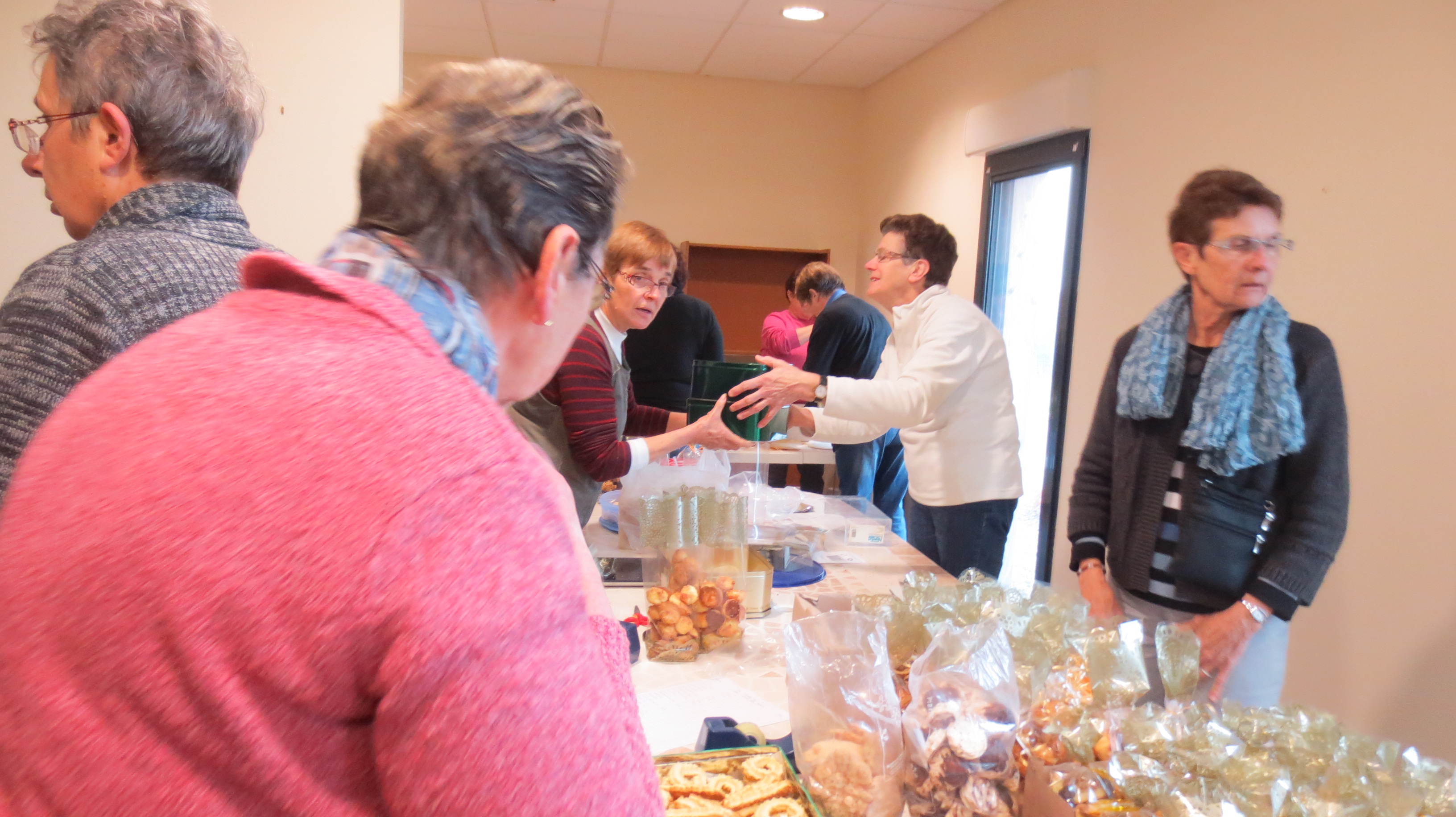 Dés le vendredi, une douzaine de bénévoles à l'atelier emballage