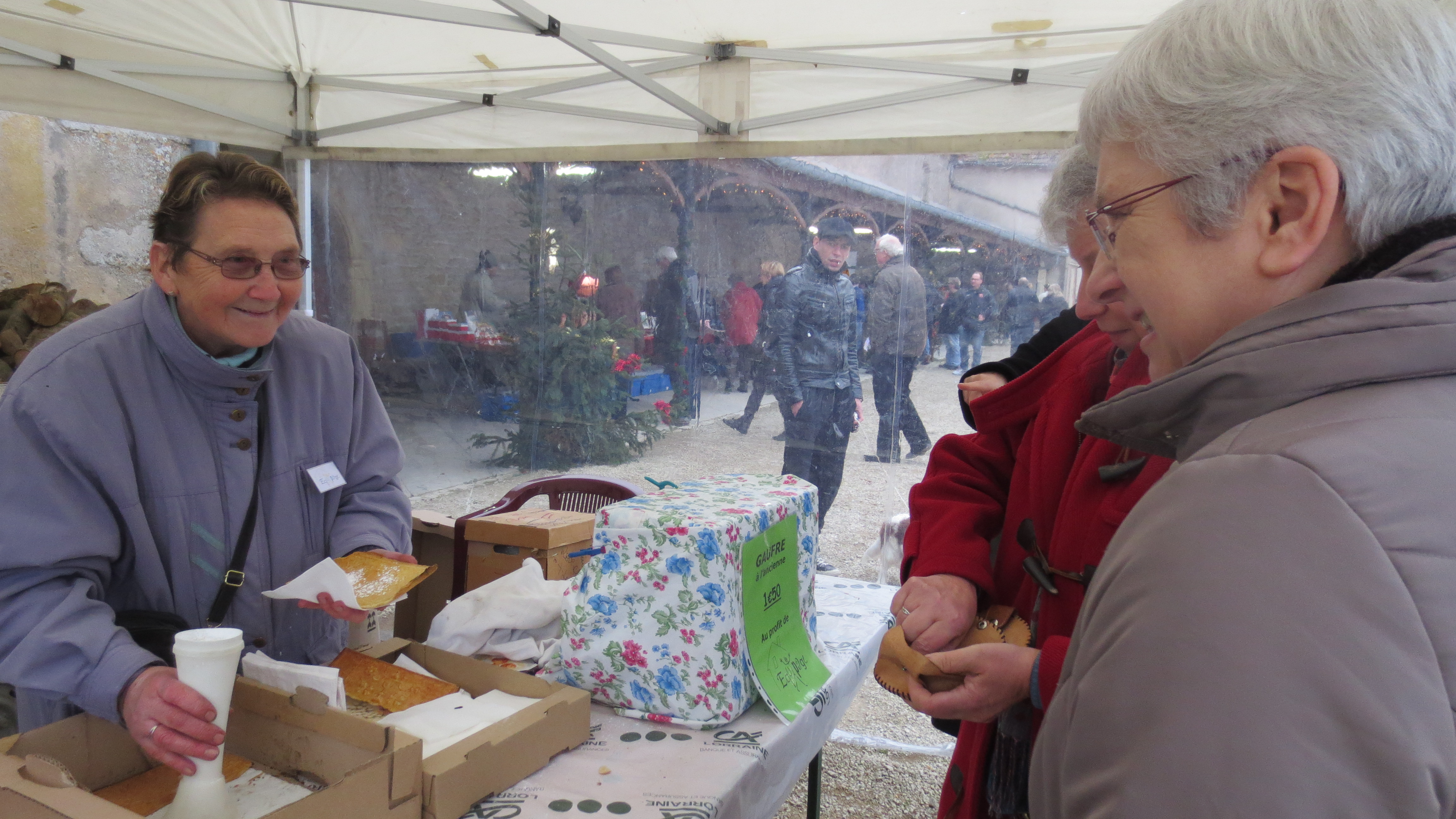 Servir les gaufres à l'abri du vent et de la pluie...