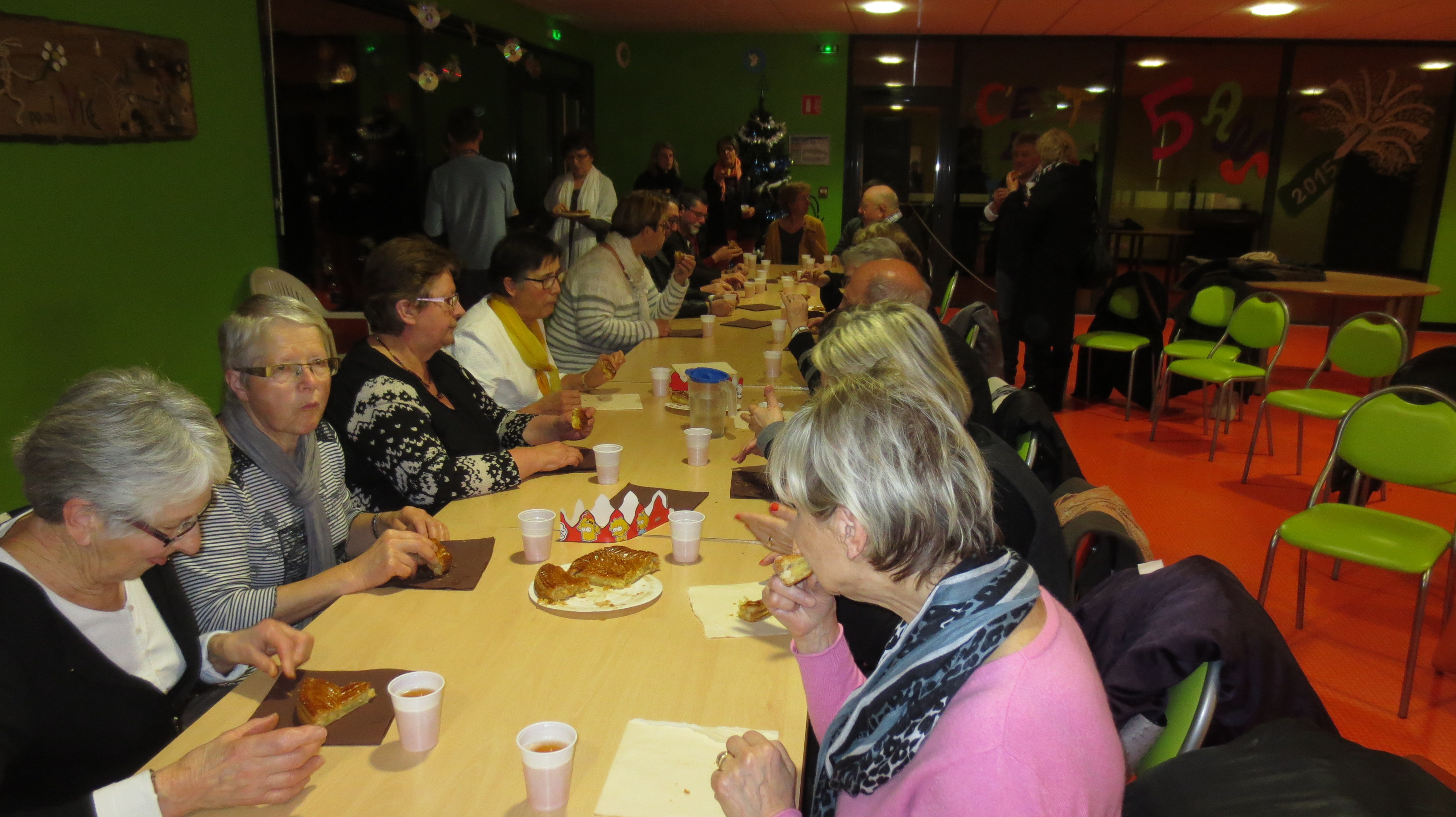 De délicieuses galettes et pains d'épices arrosées de jus de pommes artisanal De délicieuses galettes et pains d'épices arrosées de jus de pommes artisanal