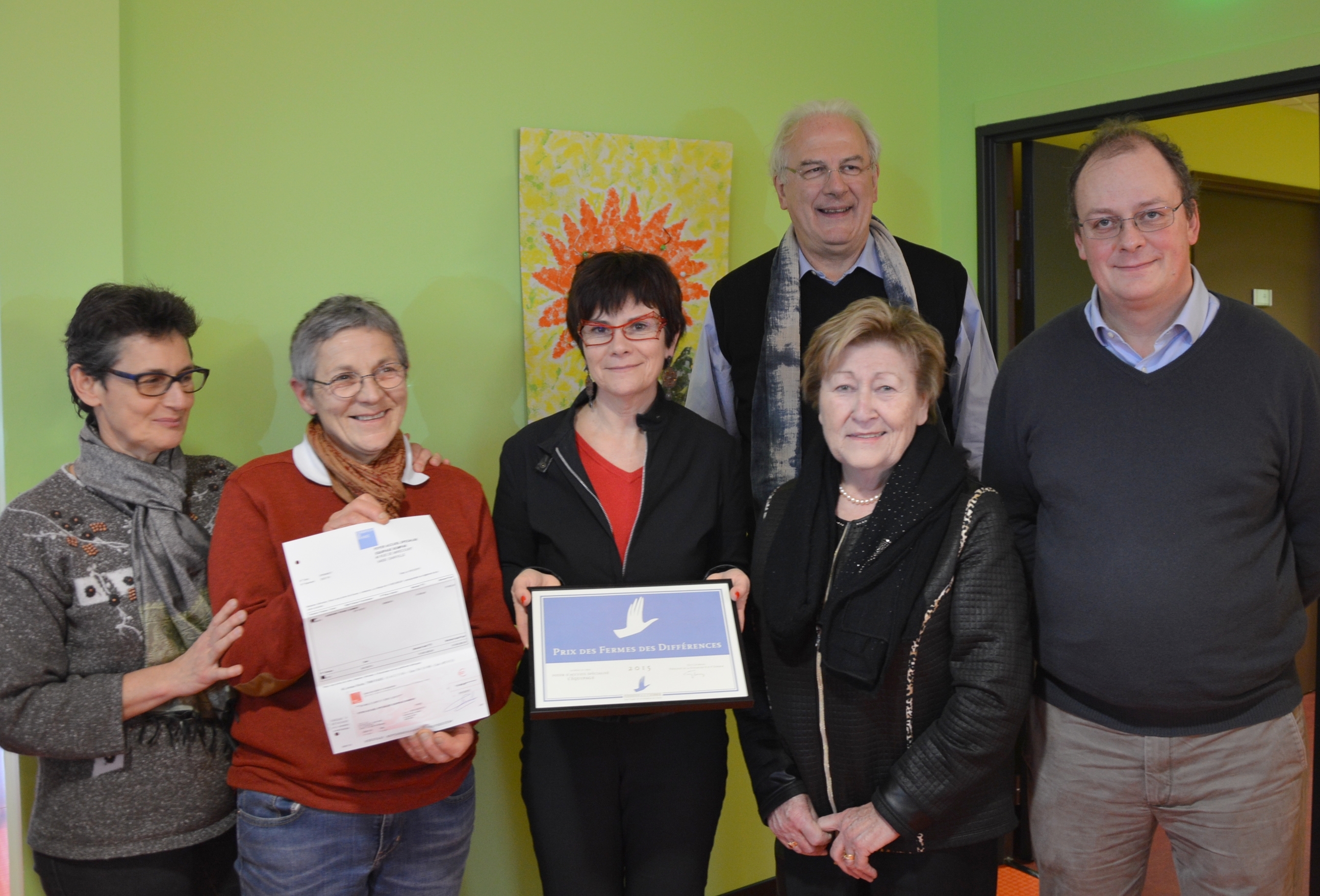 De gauche à droite : Dominique Griffaton, présidente de l’association Equipage – Annie Marchand, monitrice de la ferme – Corinne Gasperini, directrice du foyer – Marie-Louise Diebold, présidente de l’Association Fondation Bompard – Jacques Royer, directeur général de l’Association Fondation Bompard et  Boris Albrecht, directeur de la Fondation A. et P. Sommer