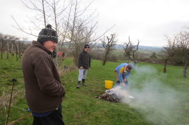 On surveille le feu de sarments