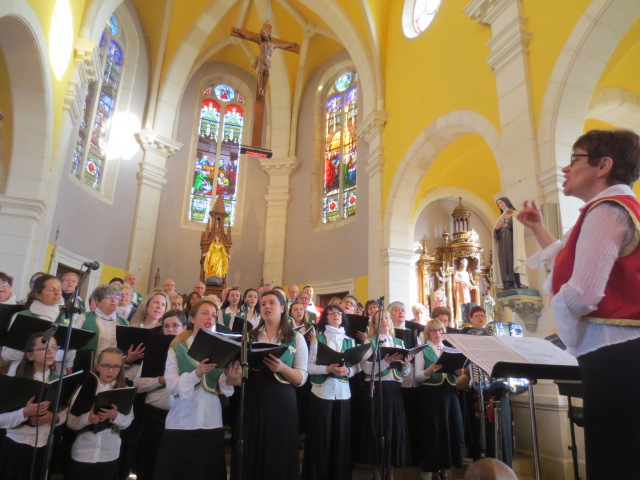 Isabelle sait faire chanter ses choristes avec l'auditoire