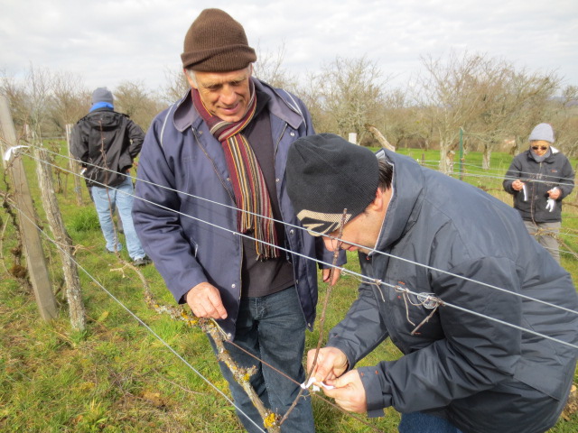 Sous le regard de Patrick, Nicolas s'applique à faire un noeud.