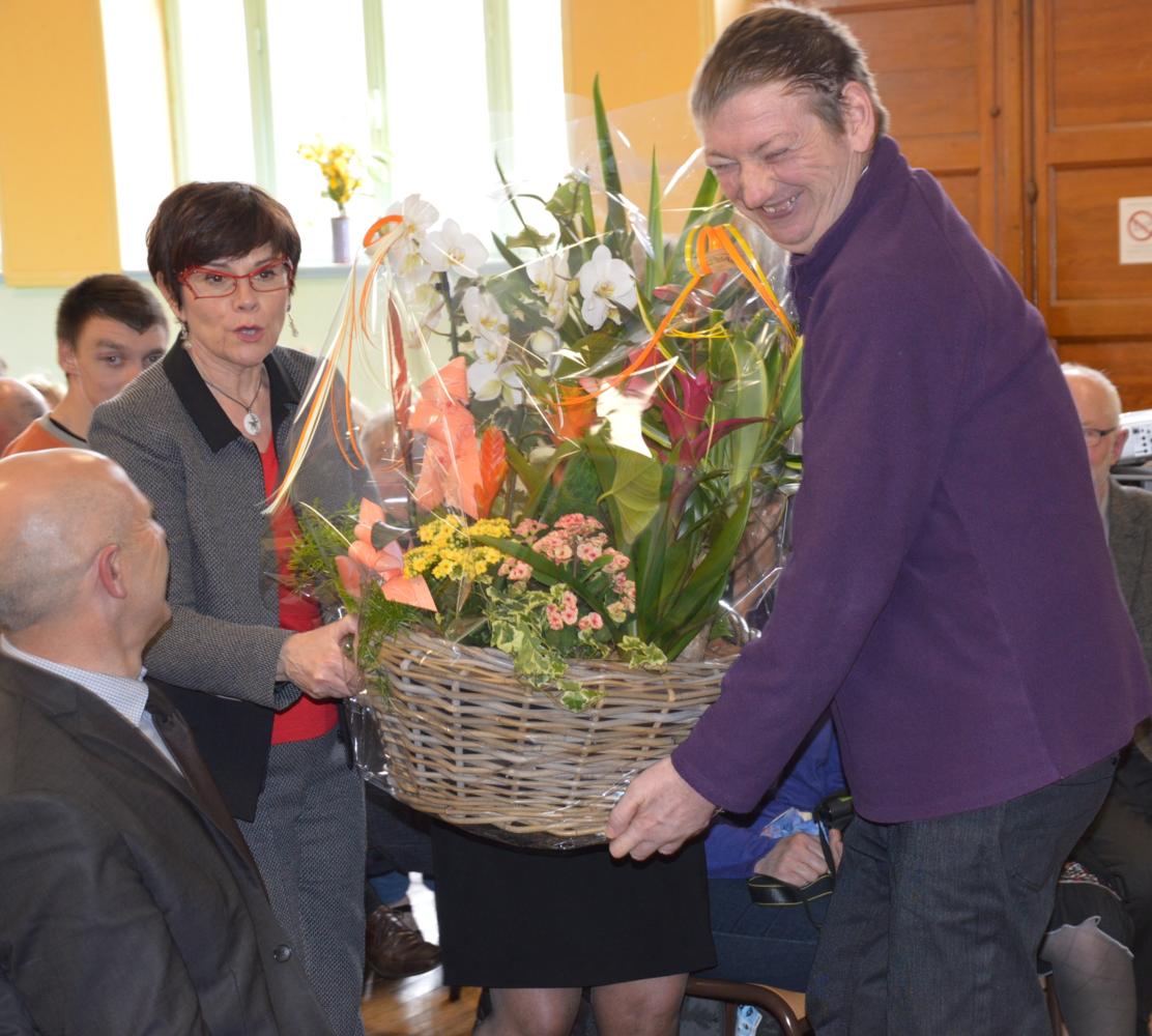 Des fleurs pour un chevalier, portées par Hervé et par la directrice du Foyer.