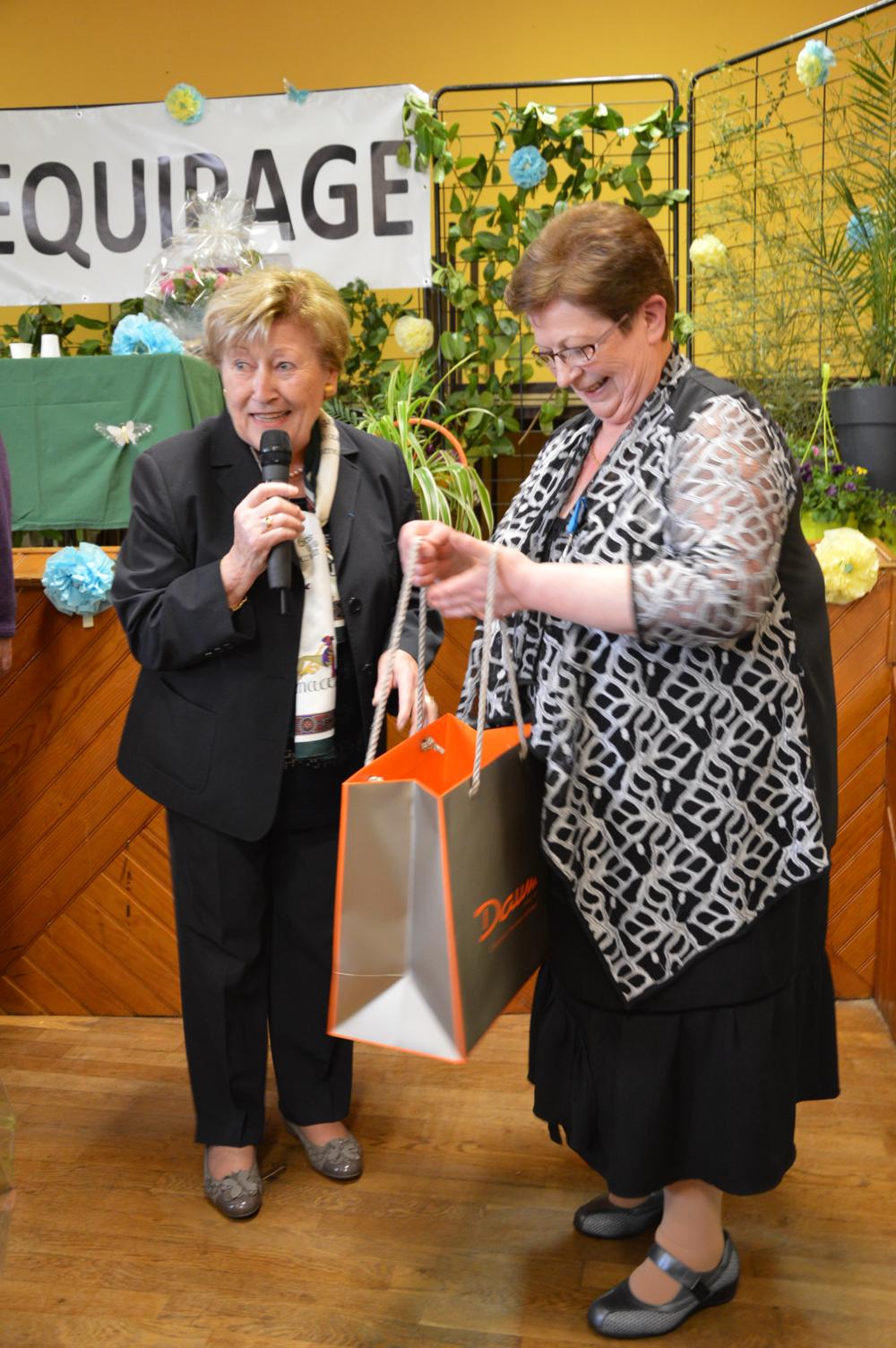Le cadeau du parrain offert par la présidente de l'Association Fondation Bompard, Marie-Louise Diebold.
