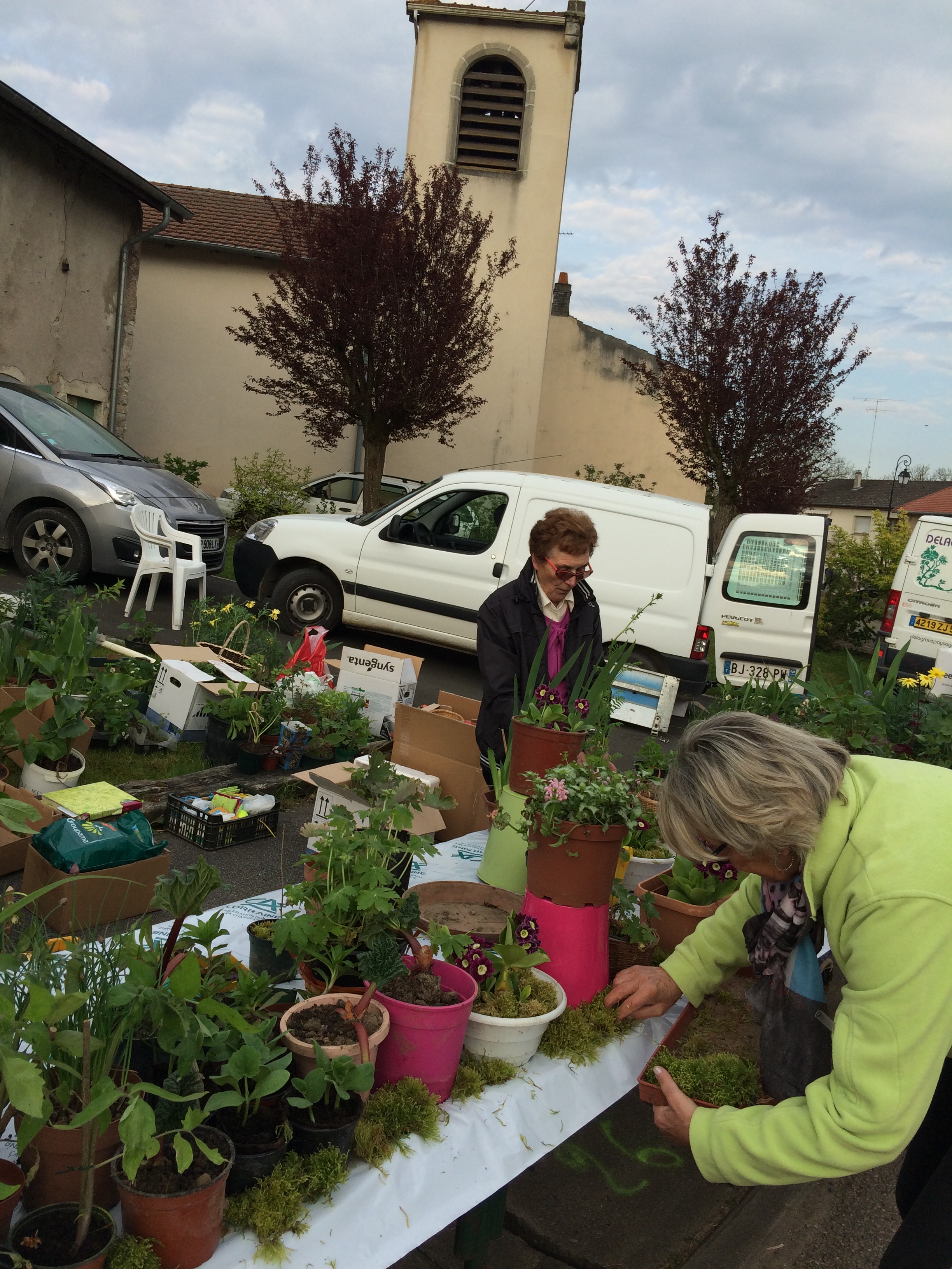 Marie-Thé à la déco et Marie-Jo qui connait chaque plante par son nom