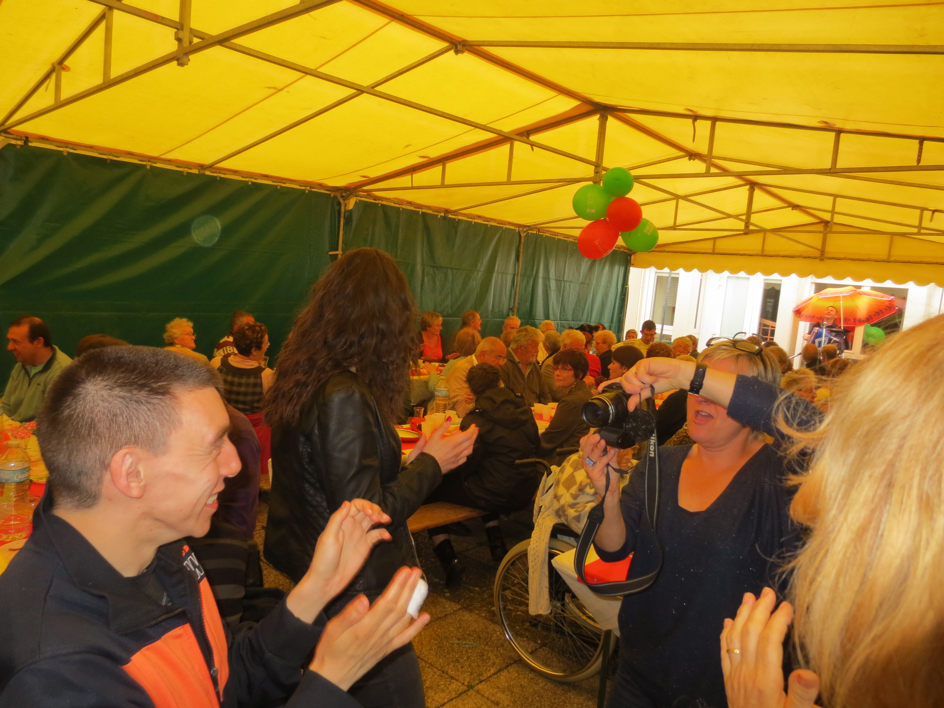 Sous le chapiteau , les invités de la Maison de retraite, dont les résidents du Foyer de Diarville