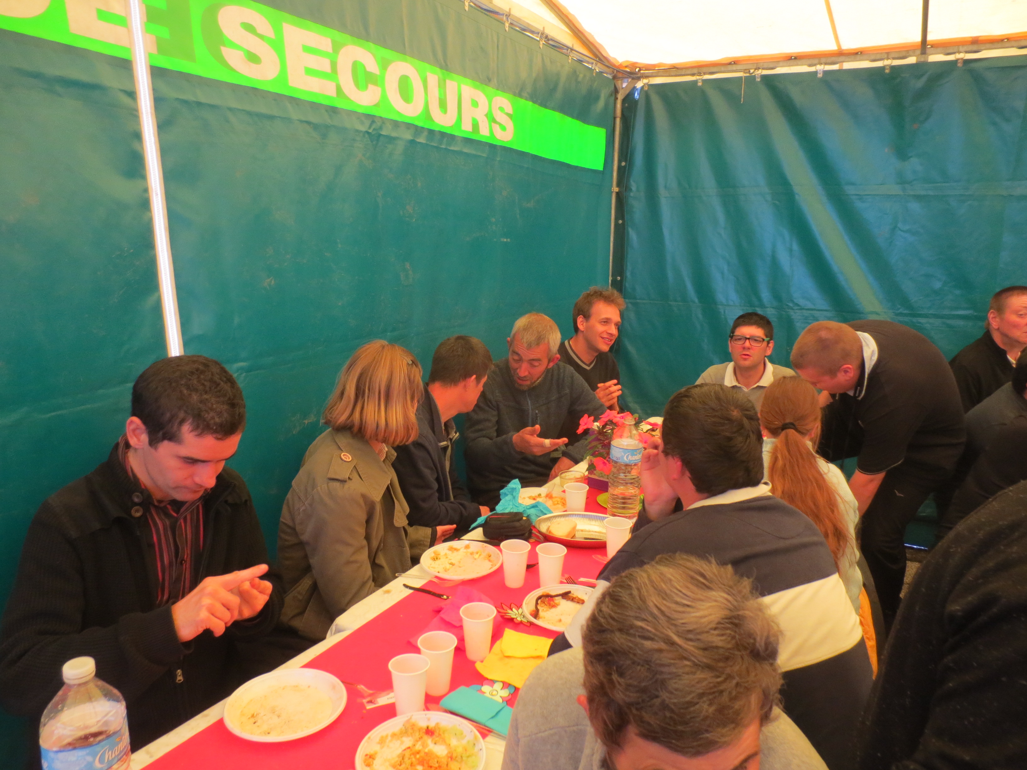 Des tables joyeuses et bien garnies.