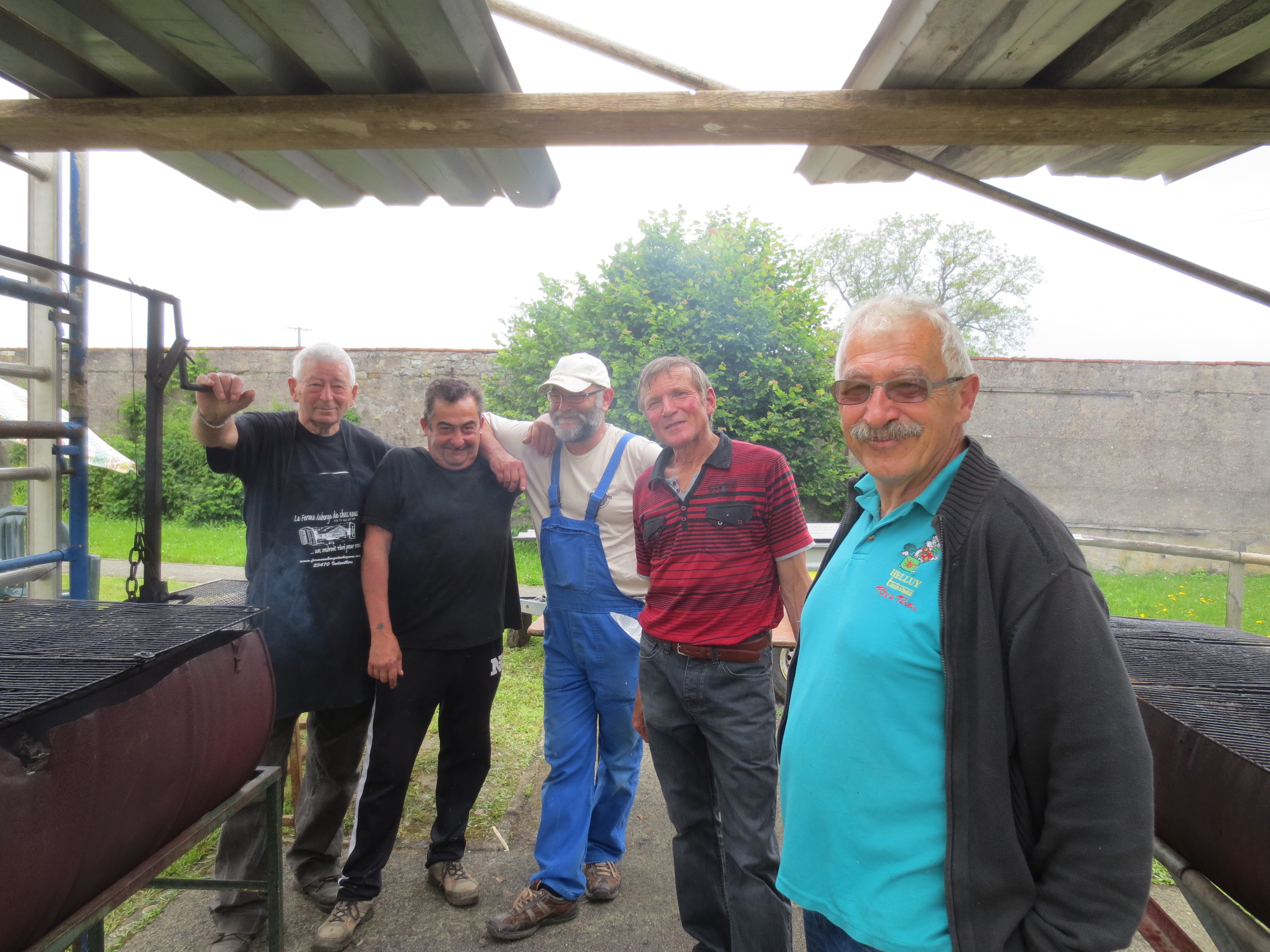 L'équipe des cuistots qui ont grillé à merveille, les saucisses, les lardons et les cotelettes . A point: L'équipe des cuistots qui ont grillé à merveille, les saucisses, les lardons et les cotelettes . A point: