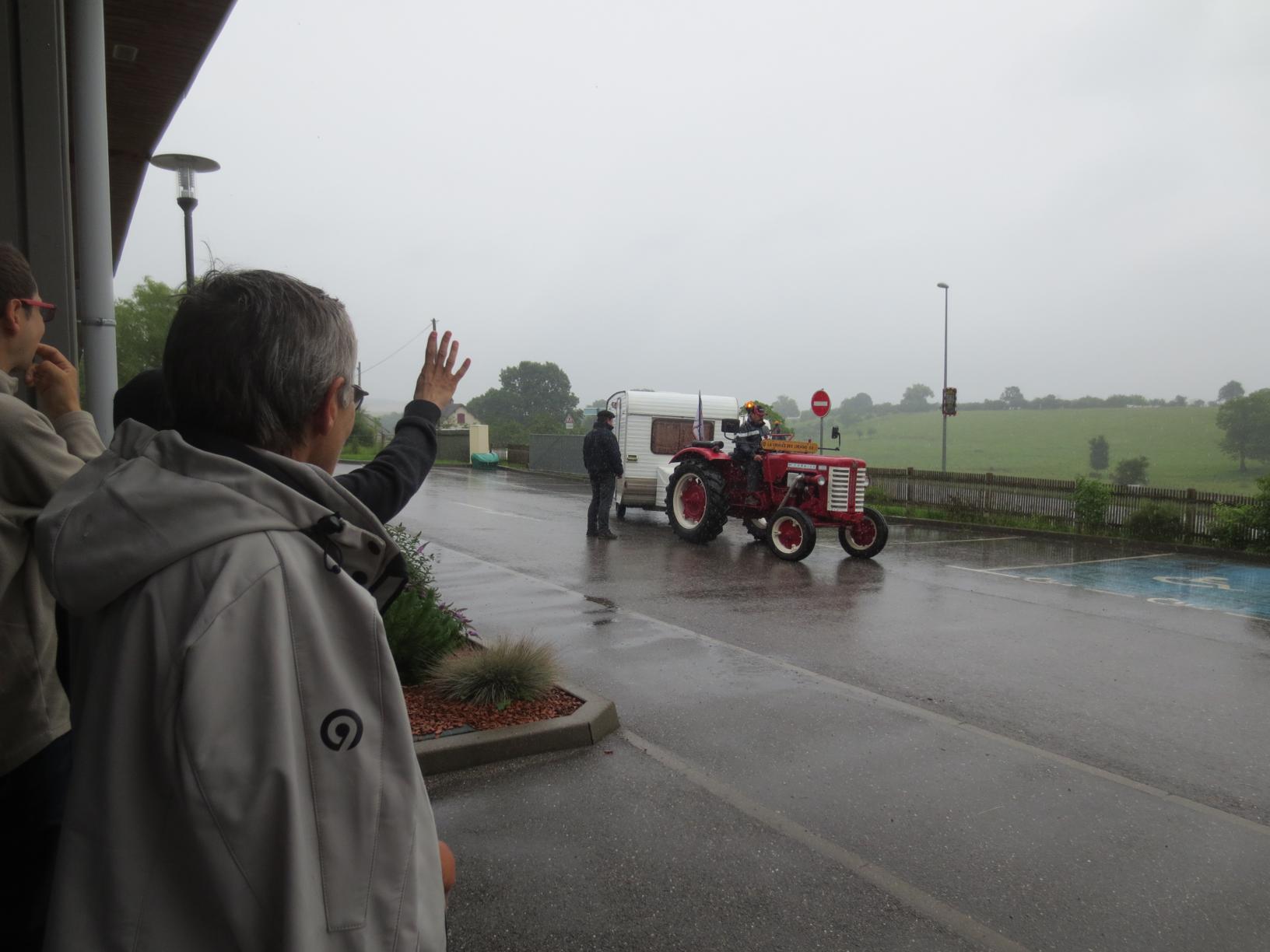 Accueil sous la pluie au Foyer de Diarvillle.