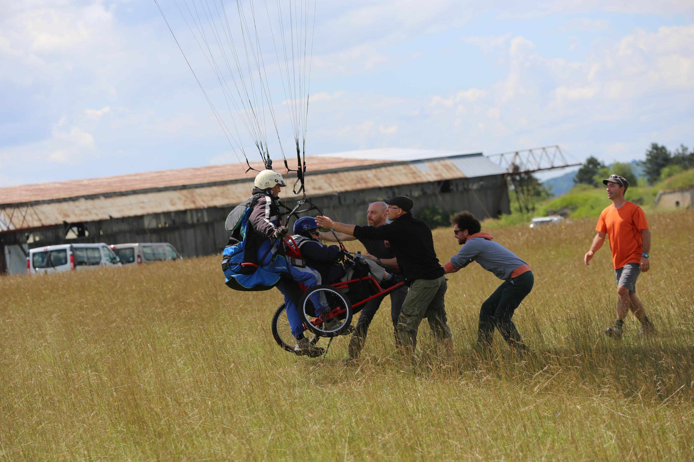 un duo valide et handicapé en l'air