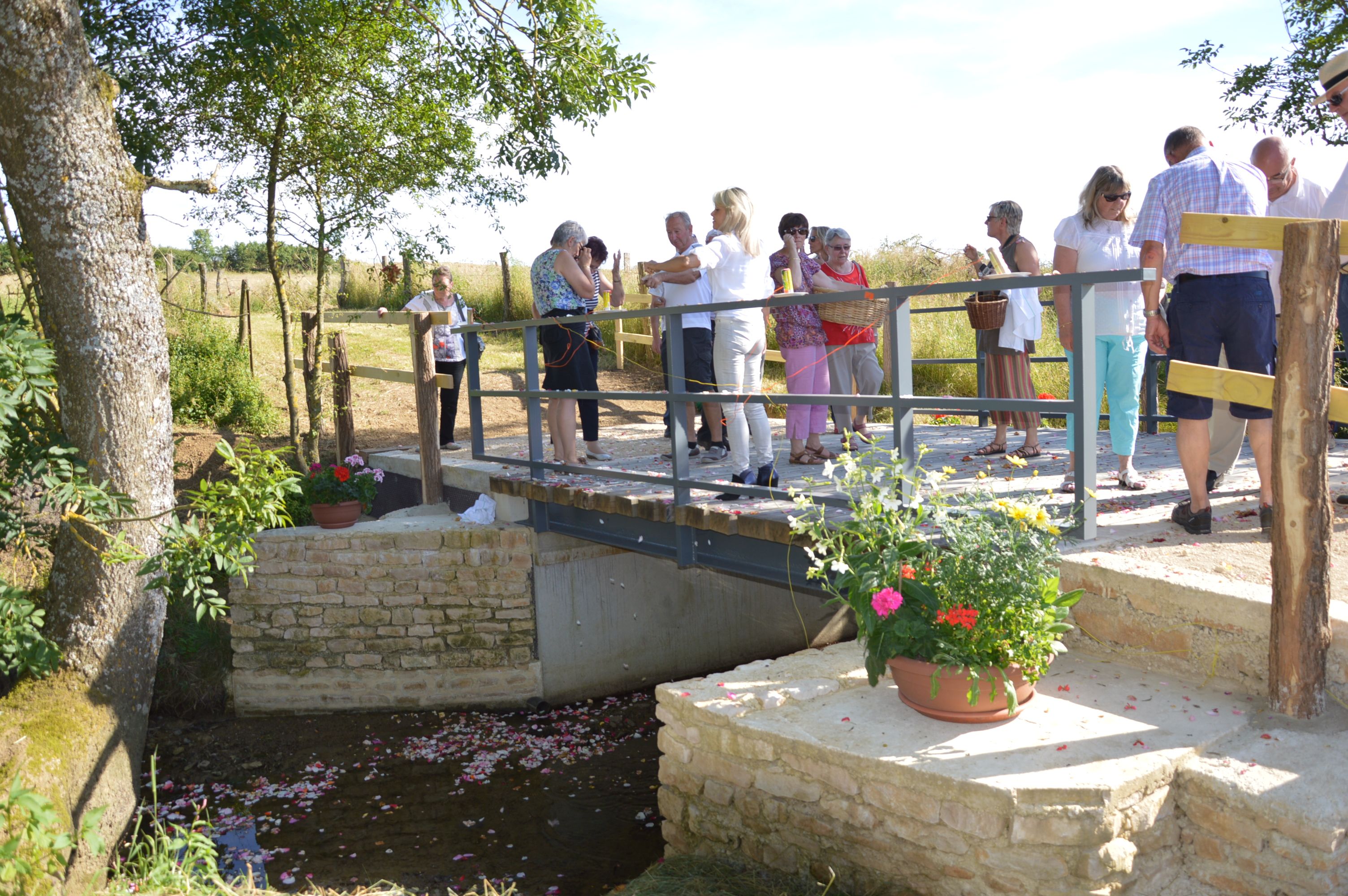 Un pont dans tous les sens du terme. Un pont dans tous les sens du terme.