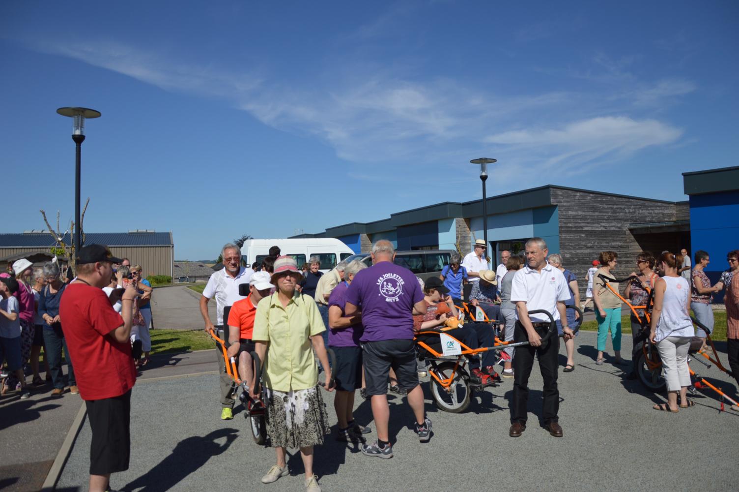 Les Joelettes avaient trois co-pilotes au démarrage. Les Joelettes avaient trois co-pilotes au démarrage.