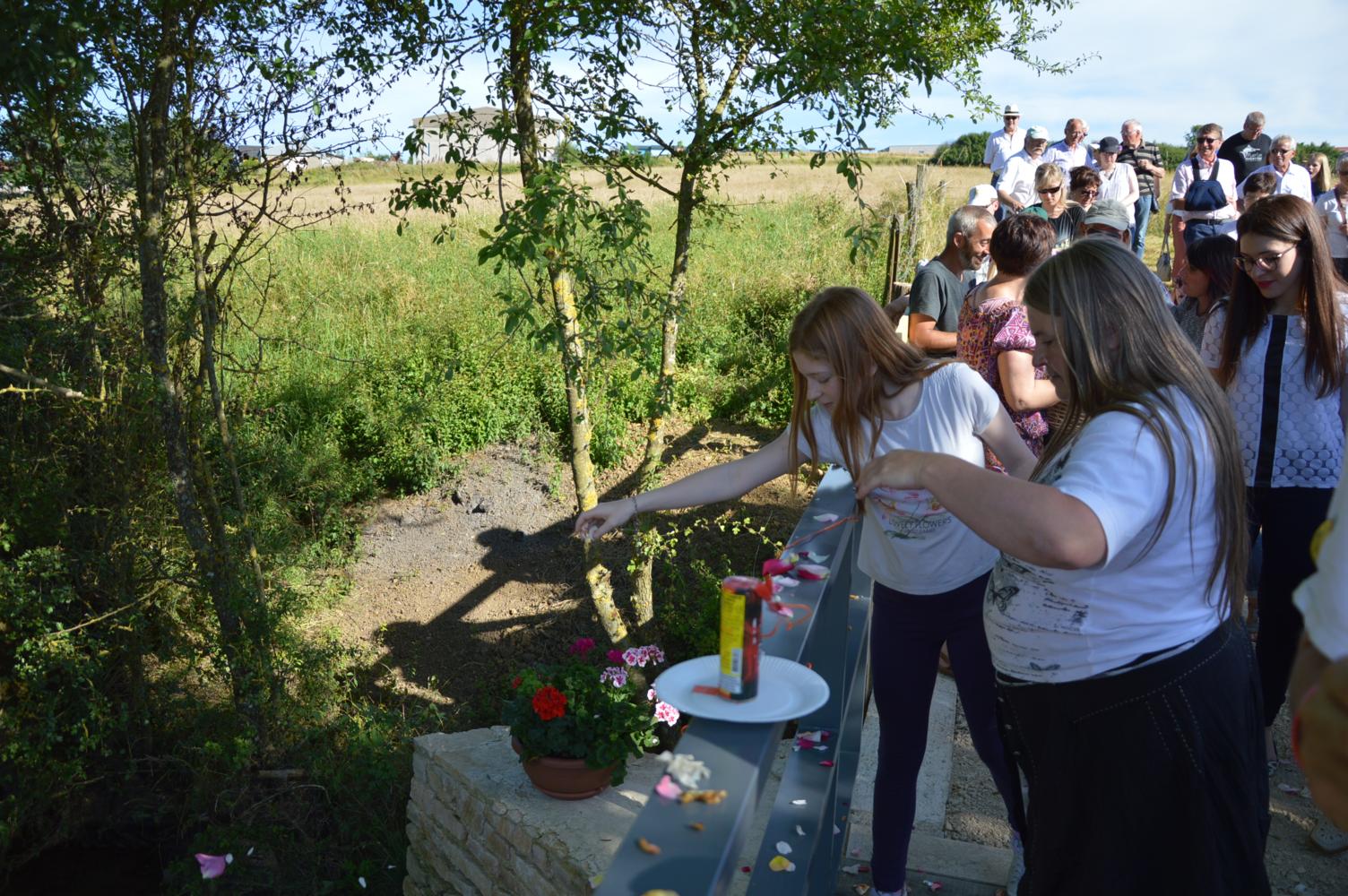 Des pétales de roses pour le pont et le ruisseau.